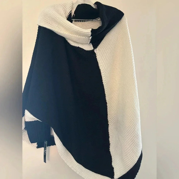 Black and white poncho NWT - Picture 1 of 3